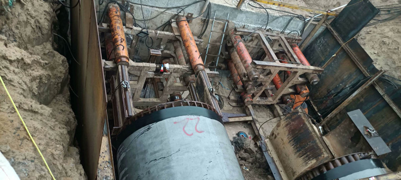 湖南頂管機(jī)千斤頂施工現(xiàn)場